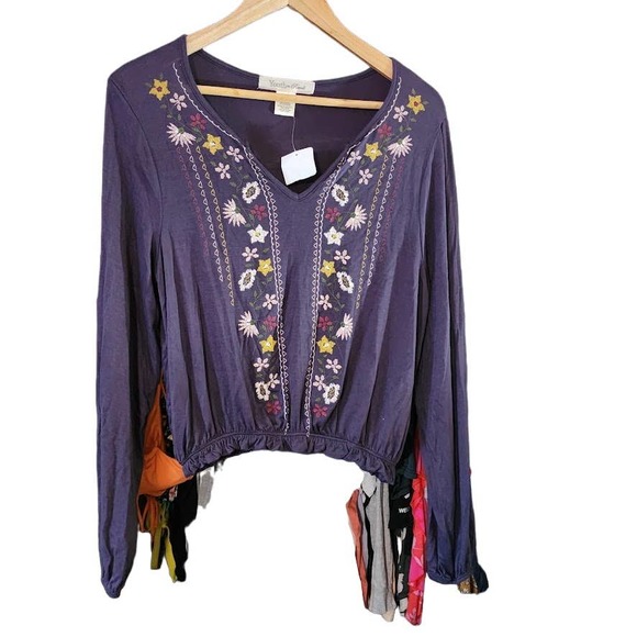 Youth in Revolt Purple floral embroidered Peasant top Size Medium - Picture 2 of 5